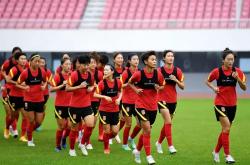 双线作战，女足队员士气高昂